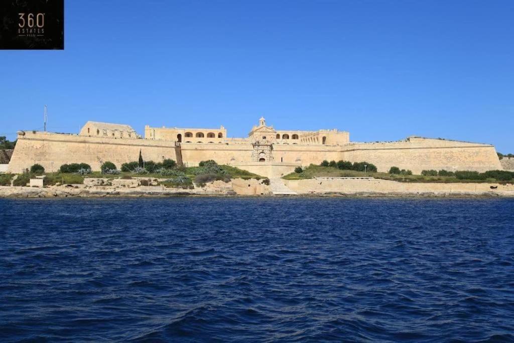 A Beautiful 2br Seafront With Private Terrace By 360 Estates