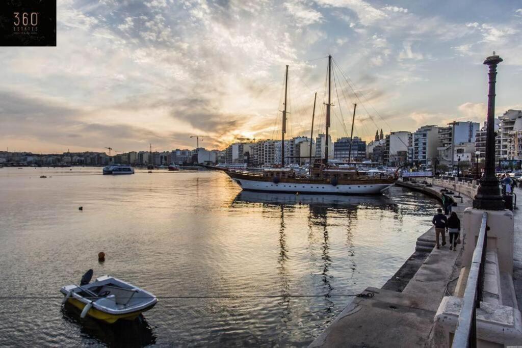 Apartamento A Beautiful 2br Seafront With Private Terrace By 360 Estates